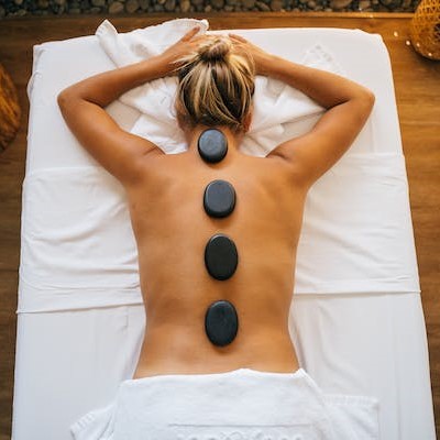 massage- bien-être-pierres chaudes - saint-jacques-des-blats-cantal